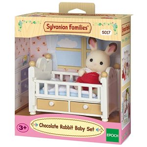 Sylvanian Families – 5017 – Bebè Coniglio Cioccolato E Lettino